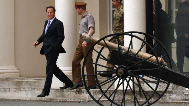 La policía británica registra la escena del crimen y David Cameron, preside una reunión del comité de emergencias Cobra para analizar el suceso