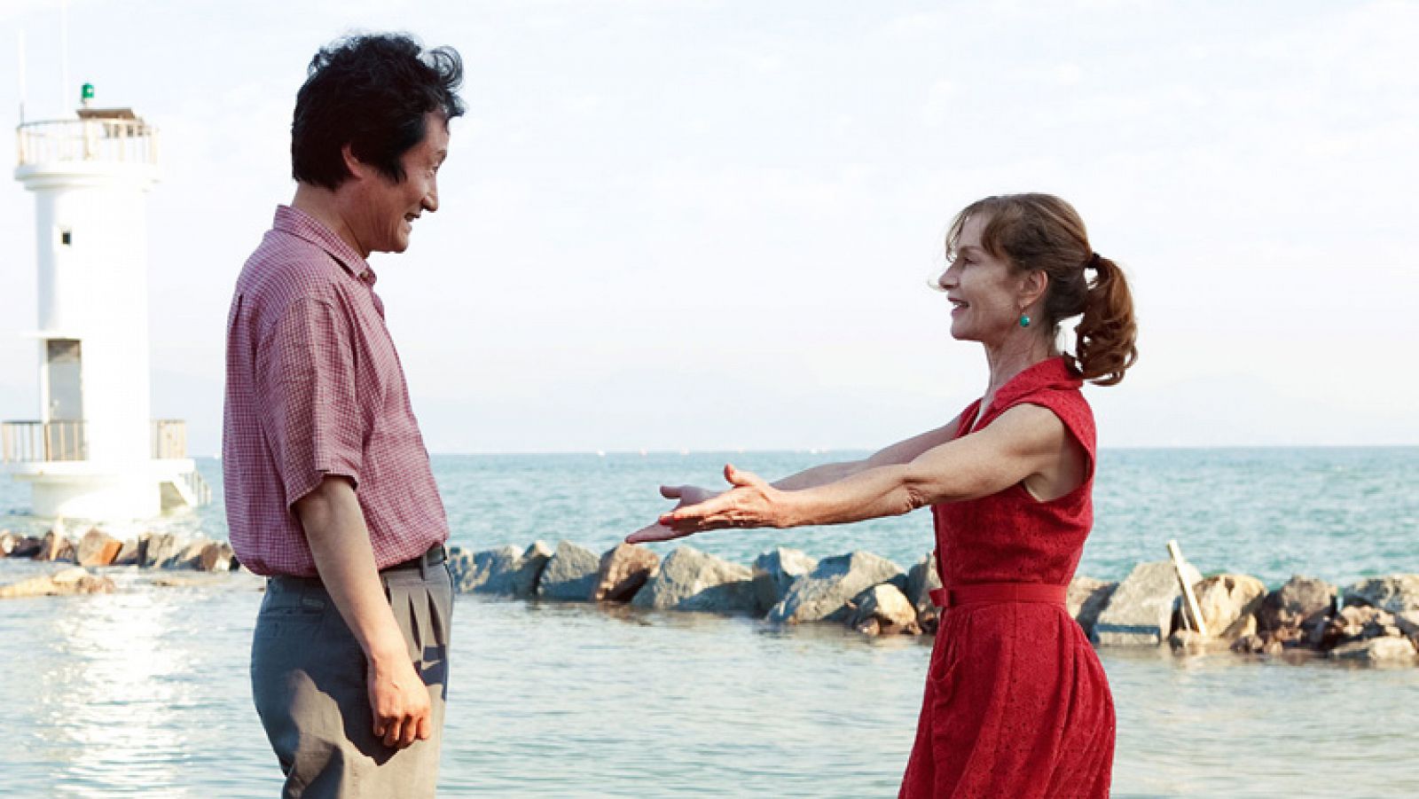 Corea del Sur acoge a la actriz Isabelle Huppert, una joven directora de cine que huye de sus acreedores en "En otro país", nueva comedia costumbrista dirigida por Hong Sang-soo, y en la que la escritura del guión de un corto vertebra la trama de la película.
Presentada en el Festival de Cannes del año pasado, la llegada a un hotel de tres mujeres llamadas Anne compone la historia del corto escrito por el personaje de Huppert, que con su actuación da un toque occidental a esta película de uno de los realizadores asiáticos más reconocidos en el panorama cinematográfico.
