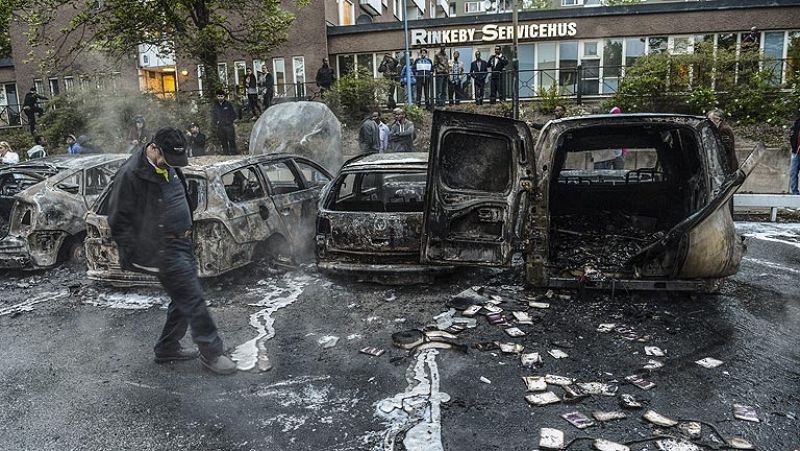 La quinta noche de disturbios en Estocolmo se salda con trece detenidos 