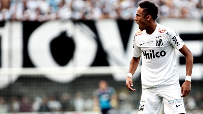 Neymar da Silva, padre y agente del futbolista del Santos, afirmó que "la novela" sobre la posible transferencia de su hijo a Europa "se acabó" y que no permitirá que su ficha sea "subastada", informaron hoy medios locales. El padre del joven brasile