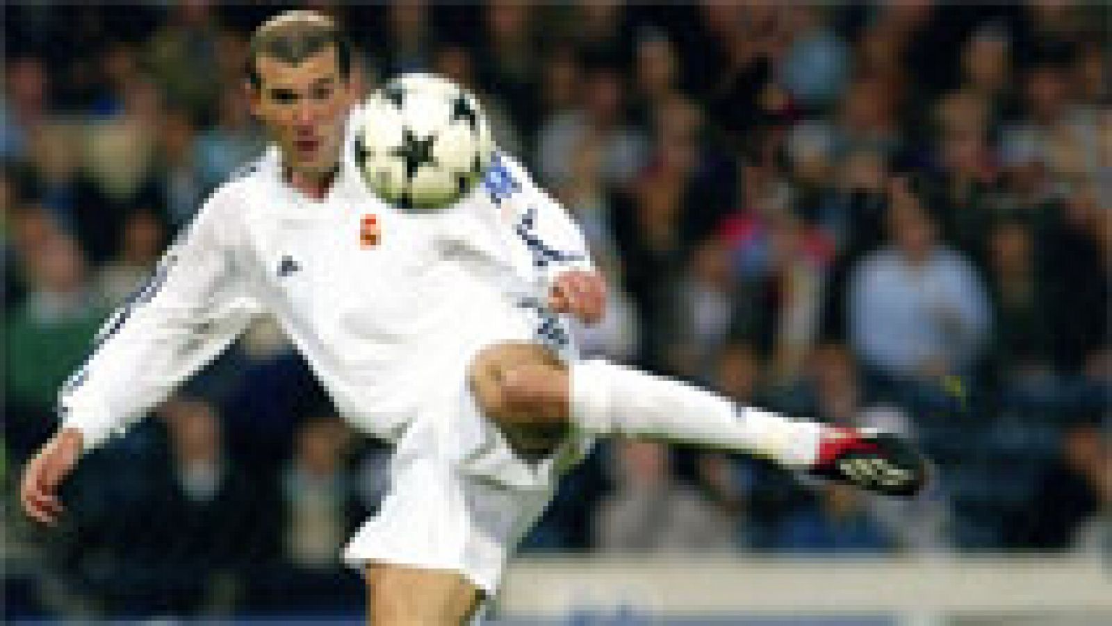 Zidane, Mexés, Cristiano Ronaldo, Messi, Stankovic... Repasa los mejores tantos que se han anotado en la historia de la Champions League. 