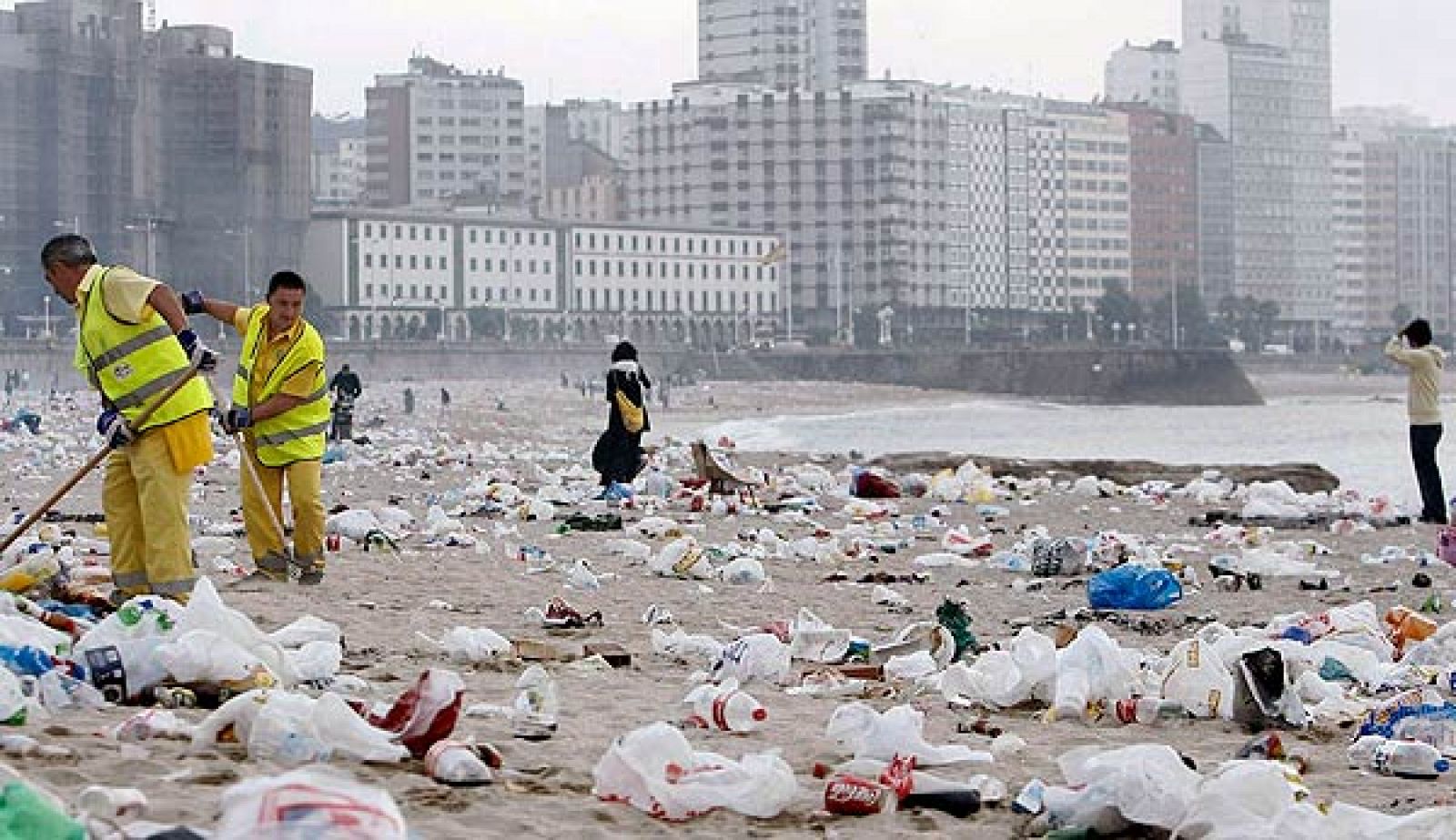 La noche de San Juan deja kilos de basura en las playas