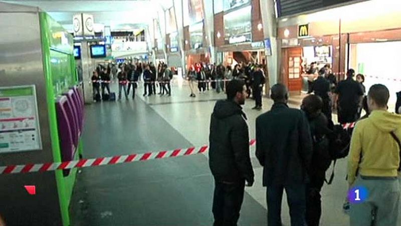 Un soldado francés, herido en el cuello con un cuchilla en París