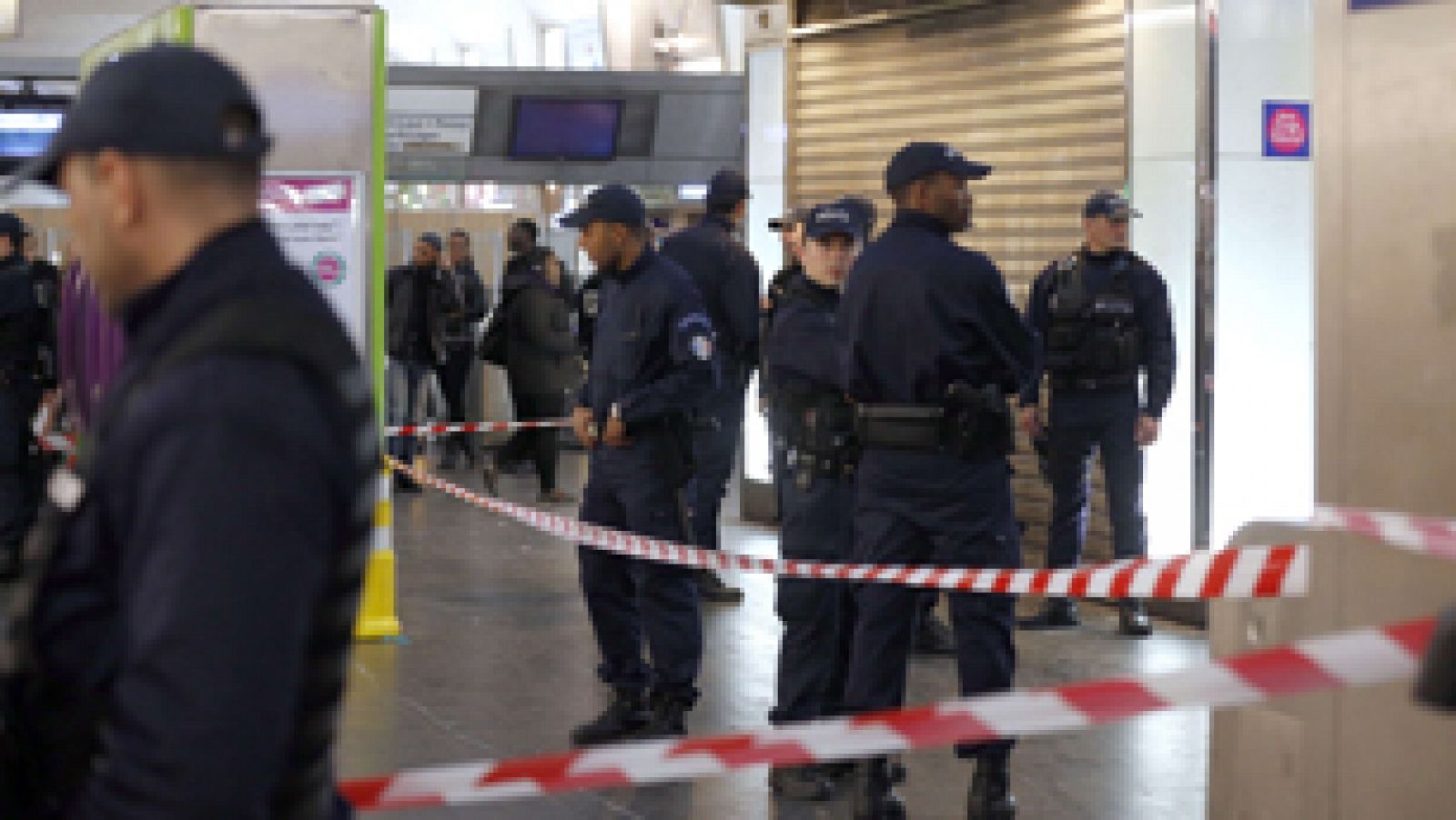 Telediario 1: Un soldado francés es apuñalado en el cuello cuando patrullaba en París | RTVE Play