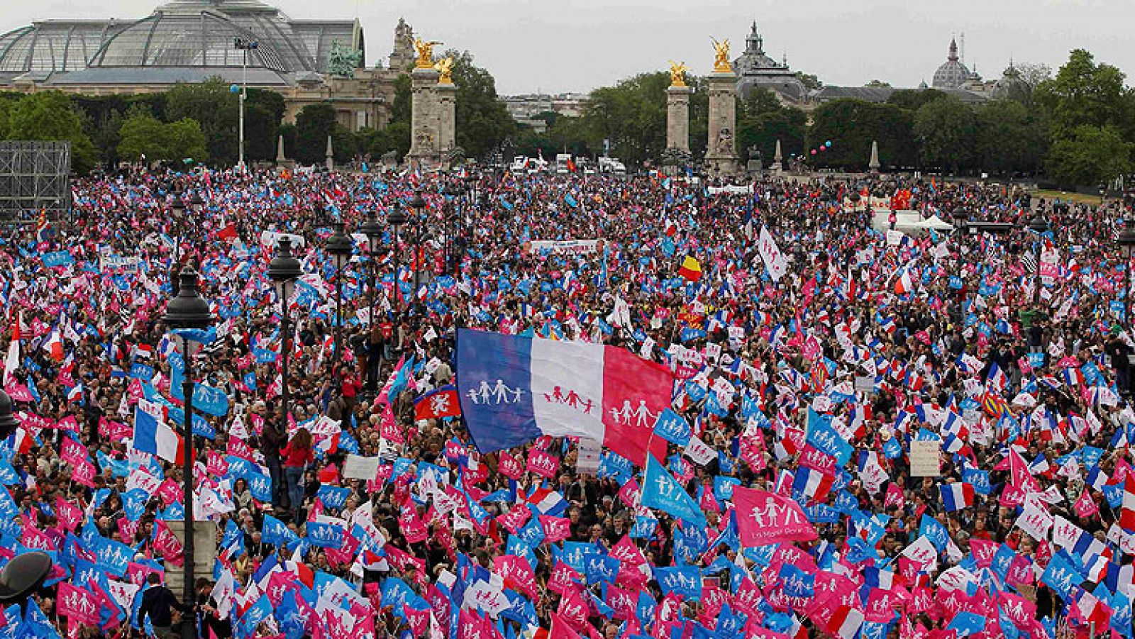 Multitudinaria manifestación en París contra el recientemente aprobado matrimonio homosexual. Unos 4.500 policías y gendarmes habían sido movilizados para controlar las cuatro manifestaciones que habían sido convocadas en la capital francesa. Un grupo ultra ha ocupado la azotea de la sede del Partido Socialista y ha colgado una pancarta en la que pedían la dimisión de François Hollande.
