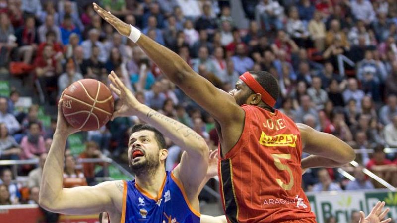 ¡Épico! ¡Grandioso! ¡Increíble! Se agotaron los calificativos para un partido que es, desde hoy, historia de la Liga Endesa. El CAI Zaragoza forzó el desempate al vencer por 122-120 al Valencia Basket en un choque con 3 prórrogas que batió el récord 