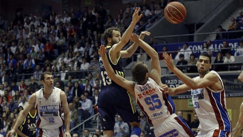 El Real Madrid superó al Blusens Monbus por 58-74 y ya espera rival en semifinales. Carroll (25 puntos), el mejor de un partido en el que la afición local ovacionó uno por a uno a sus héroes.