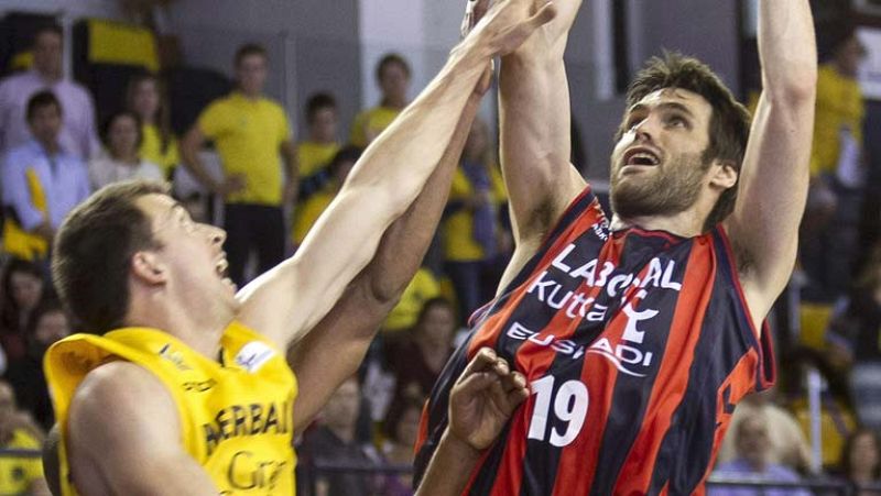 El Herbalife Gran Canaria empató 1-1 la serie tras vencer por 83-78 a un Laboral Kutxa que no contuvo el vendaval amarillo en una explosiva prórroga llena de puntos. Toolson (17 puntos, 20 valoración), el mejor.