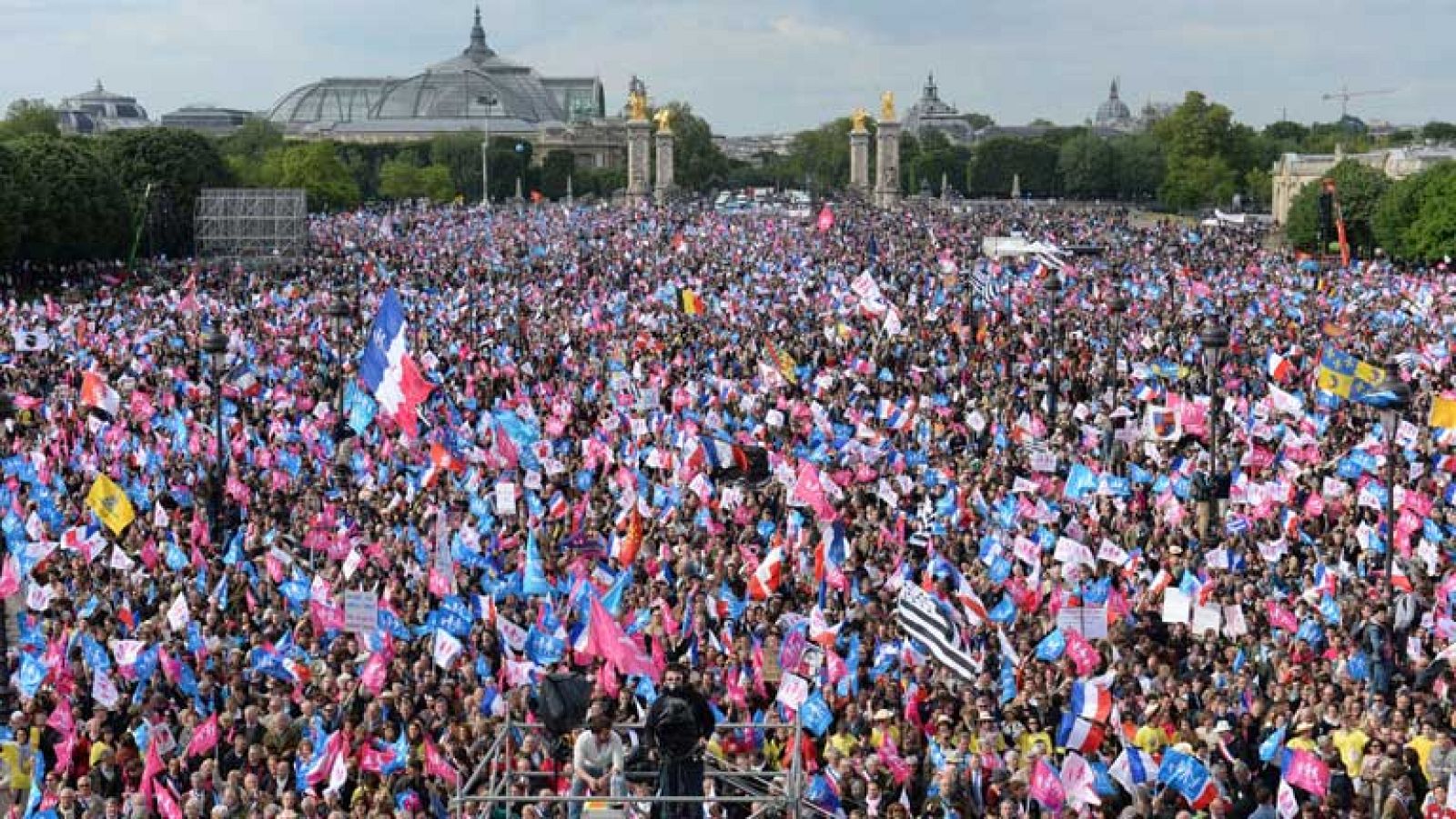 Una marea anti-gay inunda la explanada de los Inválidos
