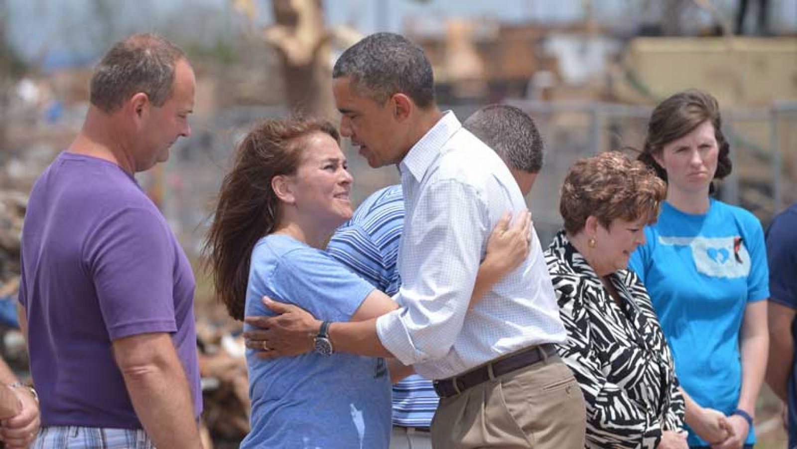 El presidente de Estados Unidos, Barack Obama, ha visitado este domingo  la localidad de Moore (Oklahoma), arrasada el lunes por un tornado de unos cuatro kilómetros de diámetro que causó 24 muertos, y ha asegurado ayuda federal a los afectados "hasta el final de la reconstrucción". El presidente, que recorrió parte de las zonas afectadas y alentó a los vecinos que han sufrido grandes pérdidas, dijo en rueda de prensa que la ayuda del Gobierno para las víctimas estará disponible hasta que haya completado la reconstrucción.
