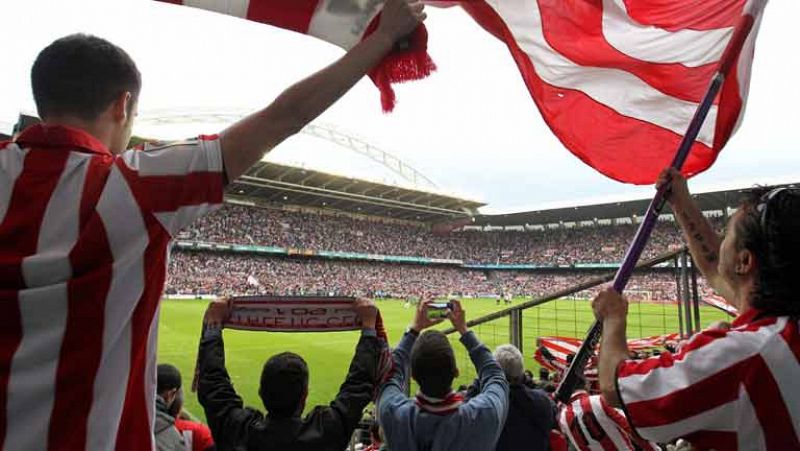 Lágrimas en muchos de los 40.000 espectadores que abarrotaron San Mamés en el último partido del estadio. Todos quisieron llevarse un recuerdo a modo de foto, video o incluso arrancando el número de su asiento como recuerdo.