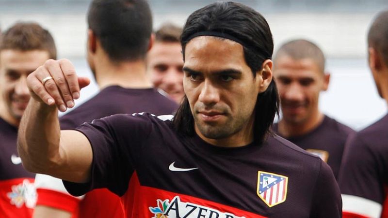Radamel Falcao se despidió del Calderón. Entre lágrimas subió a la grada para saludar de la afición. Muchos grabaron el momento en sus télefonos móviles. Su destino: Mónaco. Aunque Cerezo prefiere no hablar del tema.