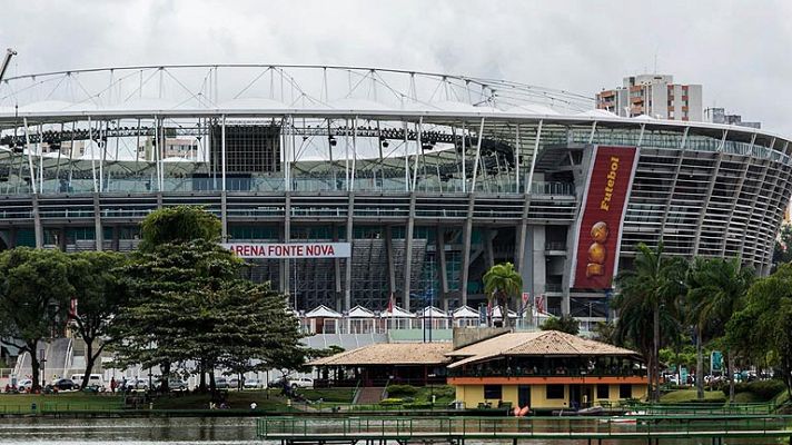 Goteras en el estadio brasileño de Salvador de Bahia