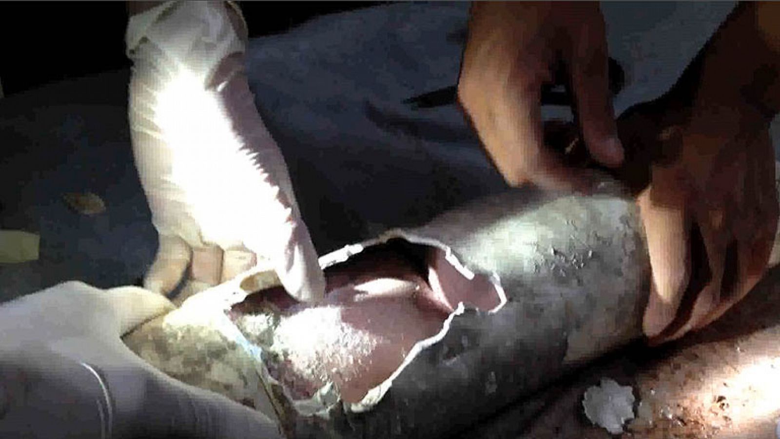 En la provincia china de Zhejiang los bomberos han rescatado a un recién nacido que estaba dentro de una tubería de un cuarto de baño. Vecinos del  edificio informaron haber oido llorar al bebe. Los bomberos lo encontraron aún con la placenta.