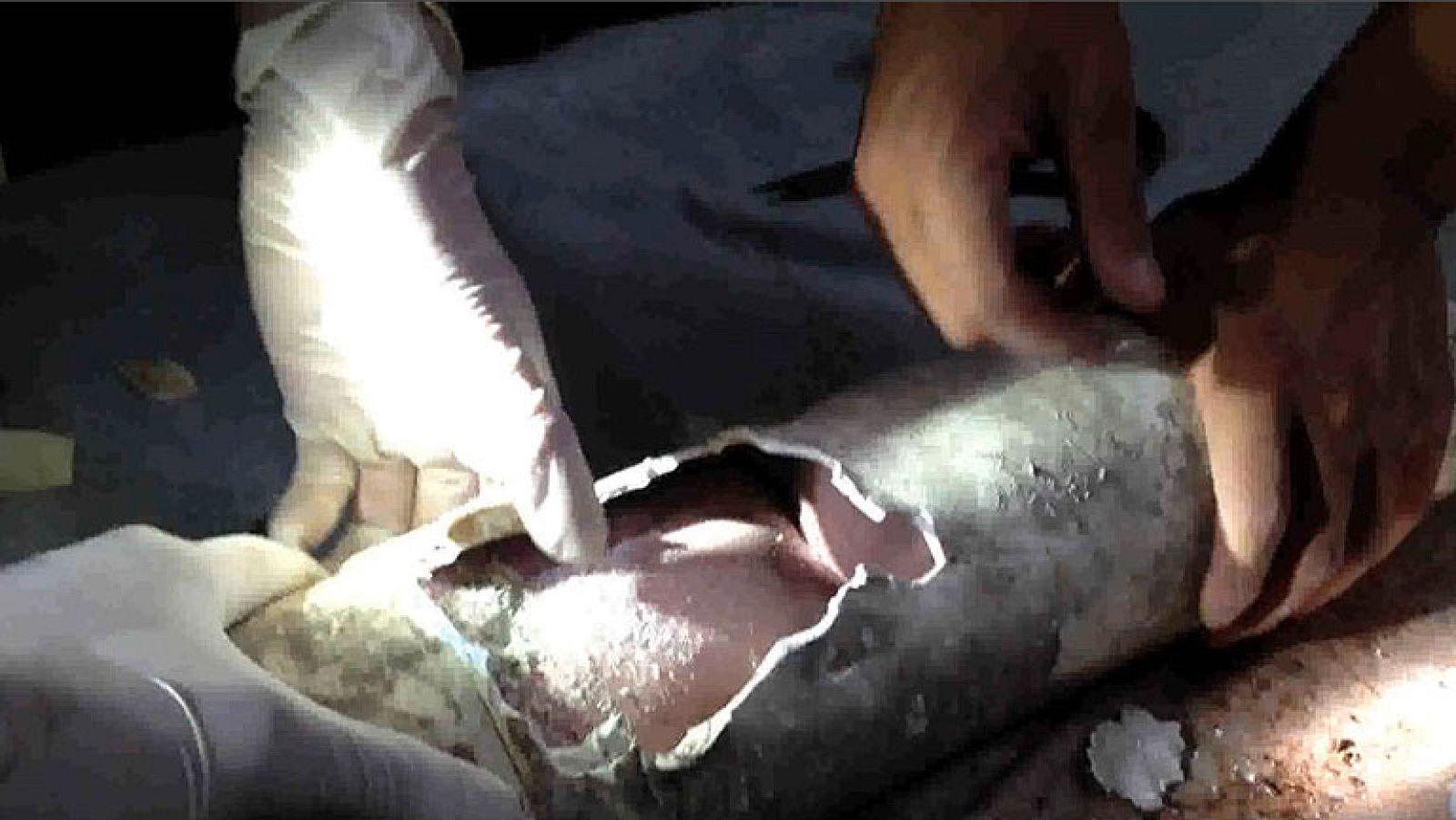  En la provincia china de Zhejiang los bomberos han rescatado a un recién nacido que estaba dentro de una tubería de un cuarto de baño. Vecinos del  edificio informaron haber oido llorar al bebe. Los bomberos lo encontraron aún con la placenta. 