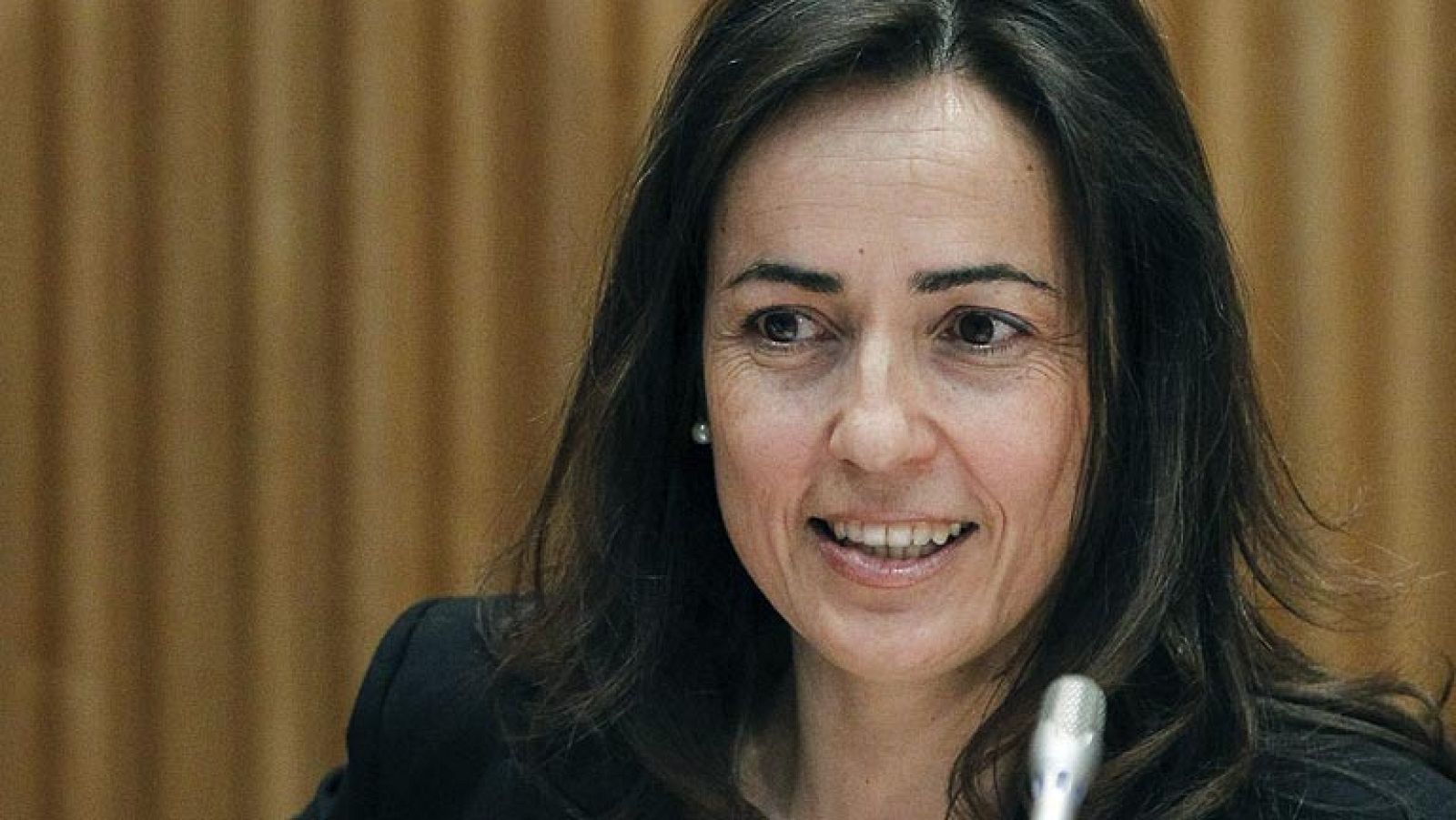 La directora general de Tráfico, María Seguí, ha asegurado que la DGT "no tiene ninguna duda respecto del efecto beneficioso" del uso obligatorio del casco para ciclistas en ciudad, que ve "incuestionable". Ante las críticas que ha despertado esta medida (ahora solo es obligatorio en vías interurbanas) ha invitado este martes a los grupos parlamentarios a que creen una ponencia en el Congreso para debatir los pros y los contras del uso obligatorio del casco en ciudad. Lo ha hecho en la presentación en el Congreso de los Diputados del anteproyecto del nuevo Reglamento de Circulación que plantea el aumento del límite de  velocidad a 130 km/h en algunos tramos de autovía, así como su  reducción en vías convencionales y algunas calles de ciudad.