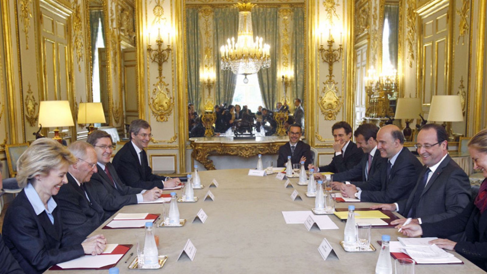 Telediario 1: Hollande reclama a la Unión Europea una "ofensiva" para combatir el paro juvenil | RTVE Play