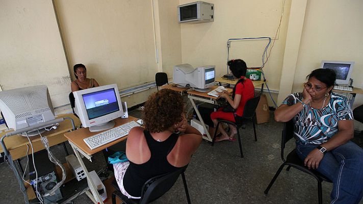 Telediario 1 - El Gobierno cubano ampliará el acceso a Internet  mediante salas de navegación