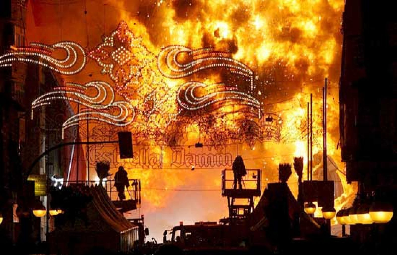 Las hogueras de Alicante ponen fin a los festejos de San Juan | Ver