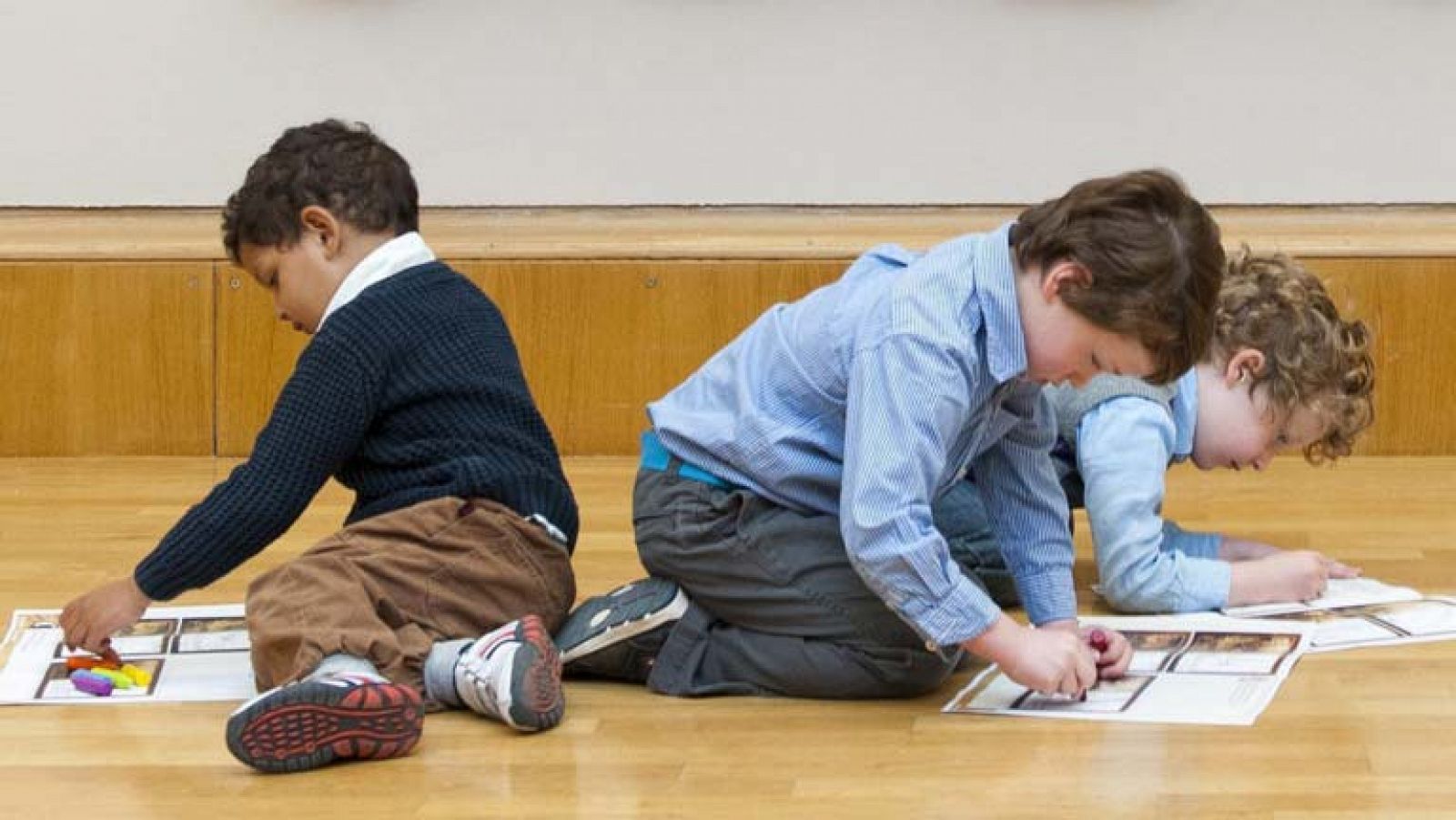 Familias de alumnos de un colegio divididas por los deberes escolares