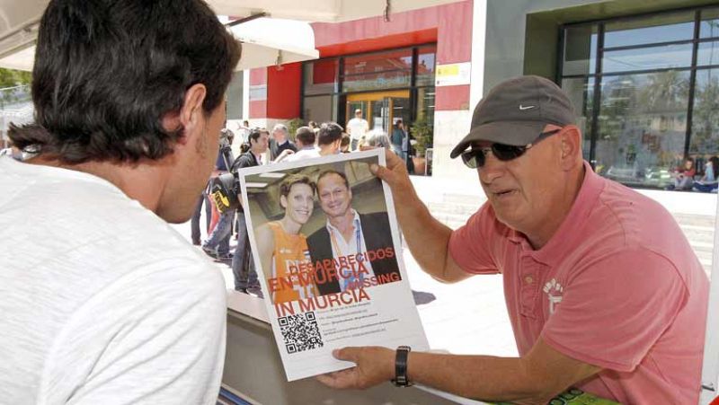 Policías de España y Holanda intentan desenmarañar los negocios, con conexiones internacionales, que pueden estar detrás del asesinato de una pareja de holandeses en Murcia. Juan Cuenca, uno de los detenidos, ha implicado al antiguo dueño del club de