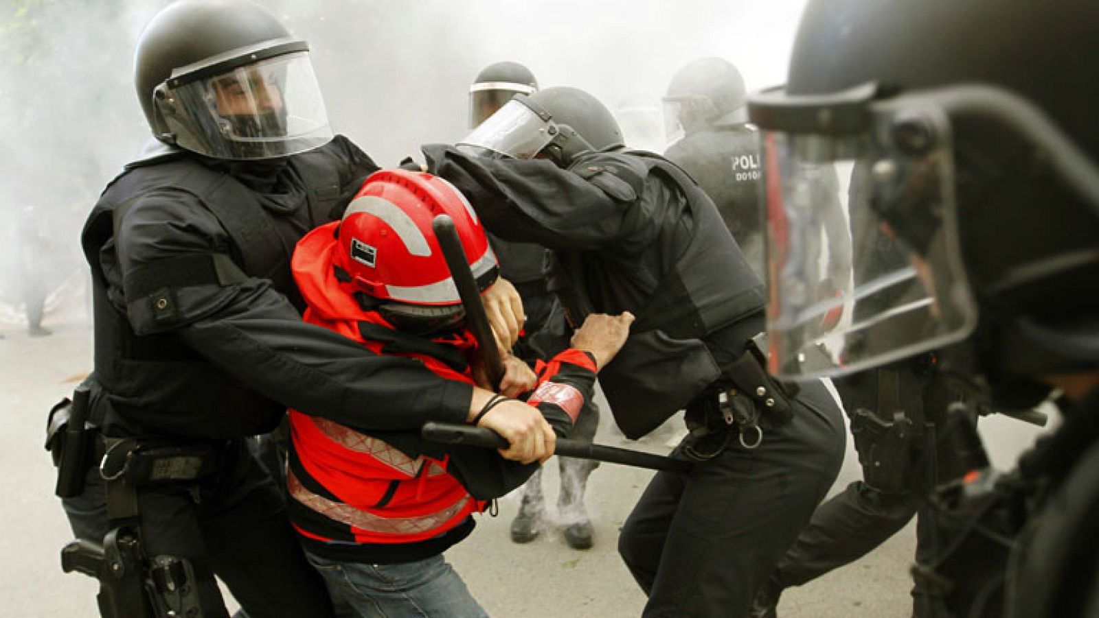 Los mossos cargan y detienen a un bombero en las protestas ante el Parlament - Informativo 24h | Ver