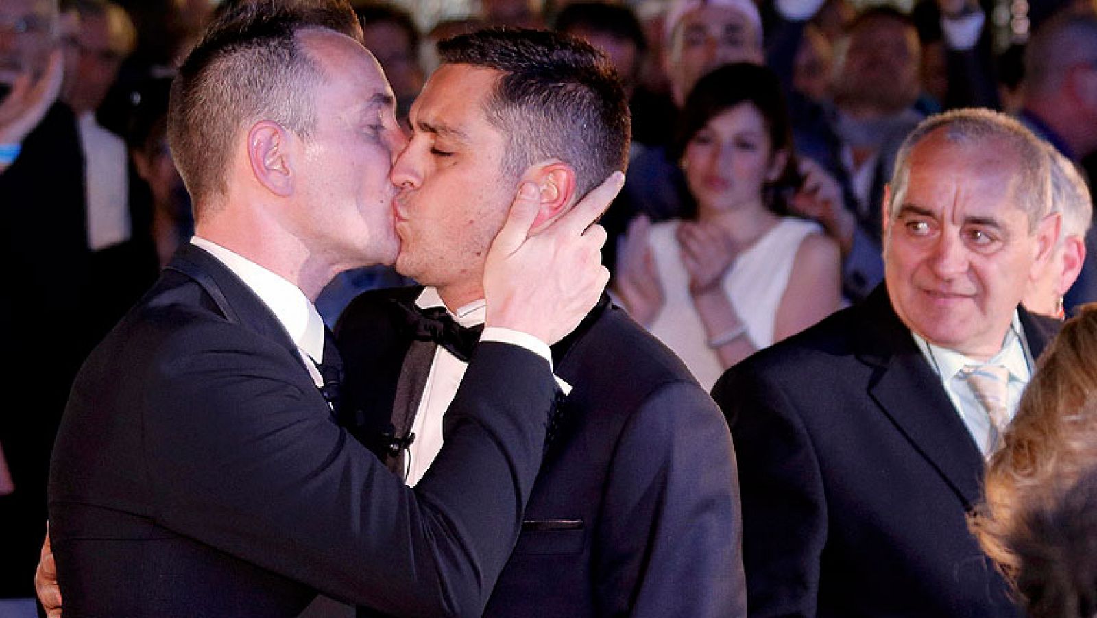 Informativo 24h: Vincent y Bruno se dan el primer 'sí quiero' homosexual en Francia | RTVE Play