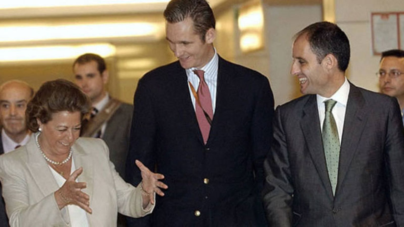 El juez del caso Nóos, José Castro, ha pedido al Tribunal Superior de Justicia de la Comunidad Valenciana que asuma la investigación sobre el expresidente Francisco Camps y la alcaldesa de Valencia, Rita Barberá, al considerar que existen indicios de delitos y ser aforados.