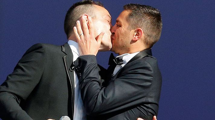 Telediario 1 - Vincent y Bruno se dan el primer 'sí quiero' homosexual en Francia