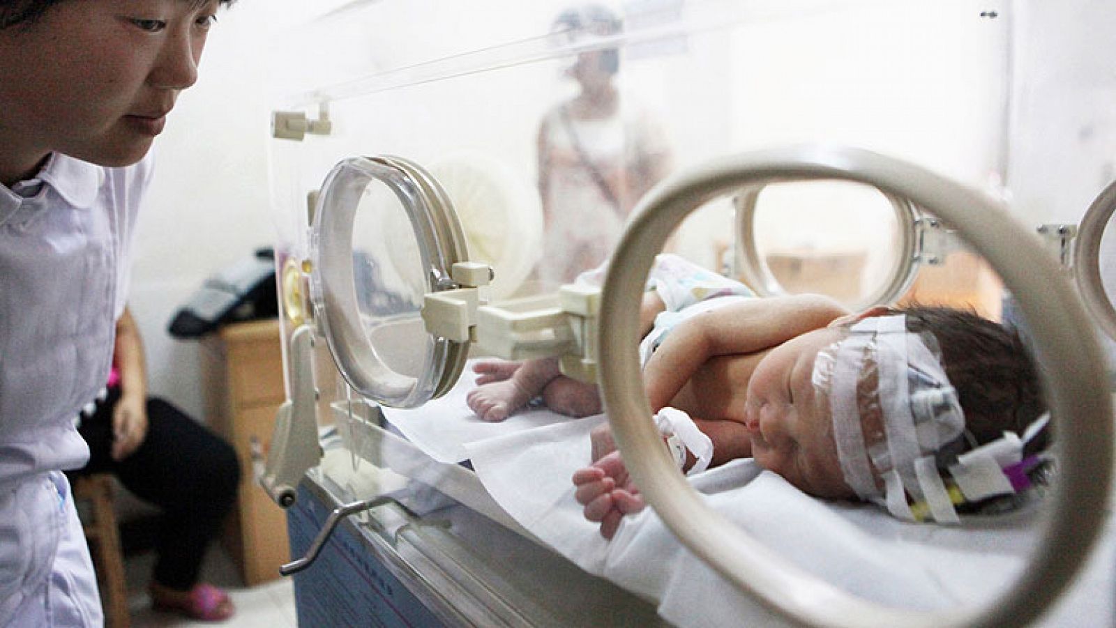 Telediario 1: La madre del bebé chino rescatado en una tubería dice que se le escurrió en el parto | RTVE Play