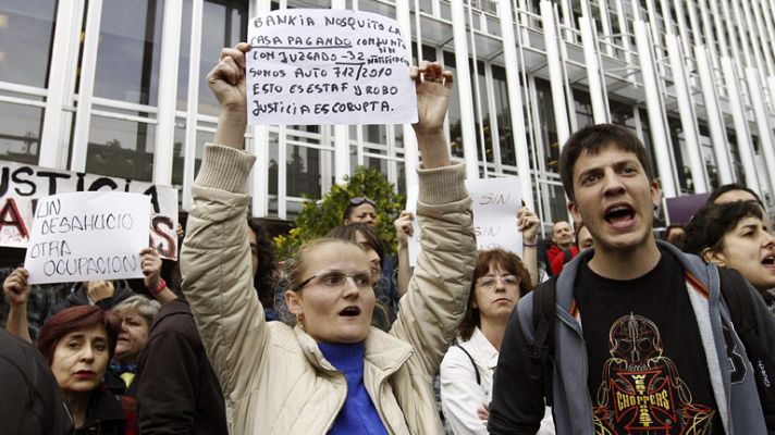 Un detenido en una concentración de afectados por la hipoteca ante la sede del banco malo