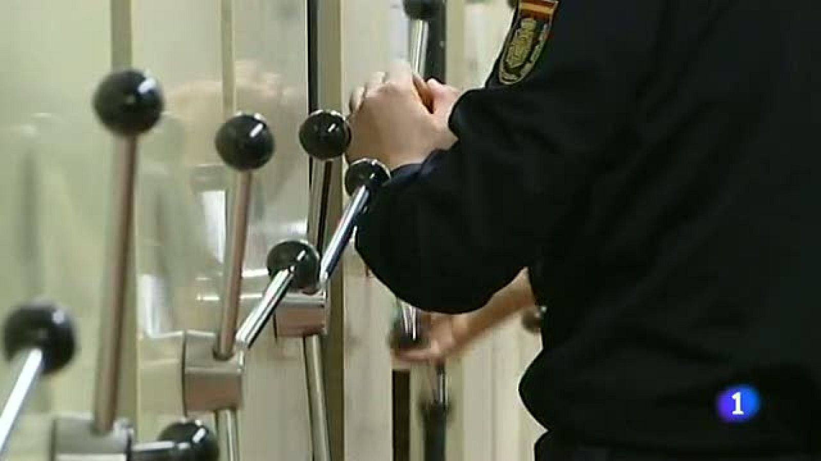 La Comisión de Interior del Congreso ha aprobado una proposición en la que defiende "la necesidad de esclarecer todos y cada uno de los crímenes cometidos por ETA" que siguen sin resolver, "de modo que las víctimas puedan recibir justicia". La proposición no de ley es consecuencia de una enmienda de modificación presentada por el PP a una iniciativa originaria de UPyD en la que se solicitaba al Gobierno que se esclarezcan 326 crímenes sin resolver perpetrados por la banda terrorista. El texto reconoce "el sacrificio y la generosidad de las víctimas del terrorismo, cuyo ejemplo y confianza en la Democracia y en los instrumentos del Estado de Derecho han permitido que España están más cerca del fin de ETA". También insta al Ejecutivo "a que continúe desarrollando cuantas actuaciones sean precisas para promover y lograr la resolución de los crímenes cometidos por ETA y la identificación de sus autores, teniendo presente que la colaboración de los terroristas presos, en los términos que es