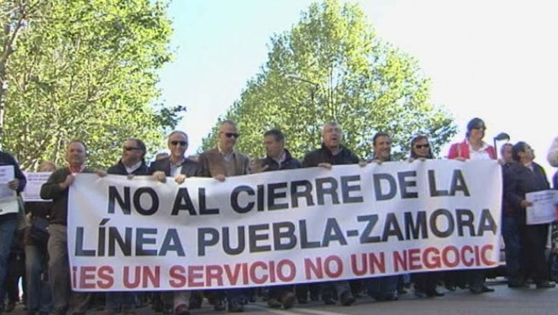 Cientos de vecinos protestan por la supresión de la línea de tren Sanabria-Zamora desde el 2 de junio