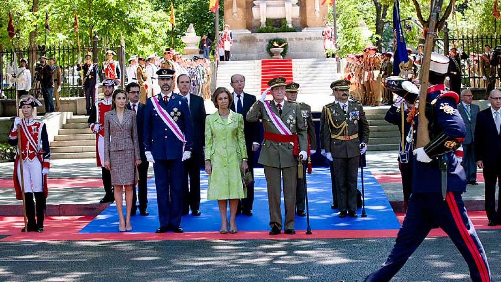 La guardia real recibe a los reyes en el desfile de las Fuerzas Armadas