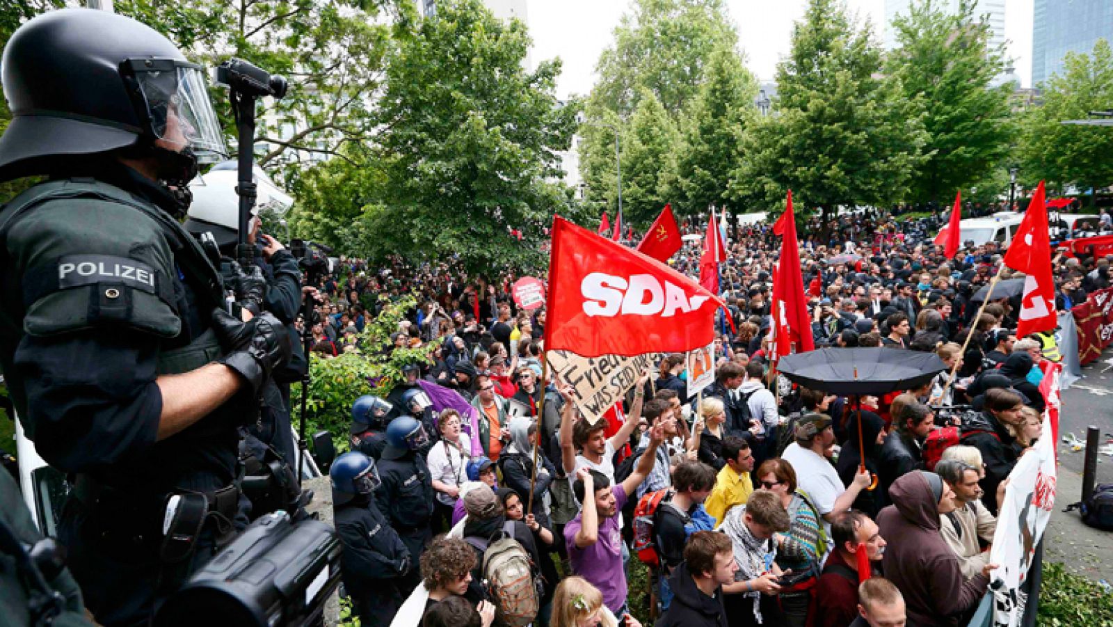 Informativo 24h: Las protestas anticapitalistas contra la troika en Fráncfort concluyen con altercados | RTVE Play