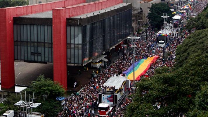 Informativo 24h - Millones de personas celebran el Desfile del Orgullo Gay en Brasil