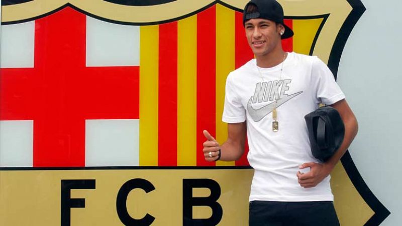 Neymar da Silva ya ha comenzado su primera jornada en España como nuevo y flamante fichaje del FC Barcelona. Y ya ha posado para los medios en las oficinas del club a las 14:00h de la tarde, una hora después de su llegada a la Ciudad condal, junto al