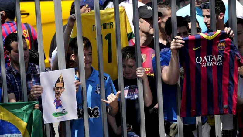 Decenas de aficionados barcelonistas han recibido a Neymar a su llegada a la Ciudad Condal. El brasileño llega para convertirse en una de las referencias del equipo de Tito Vilanova. 