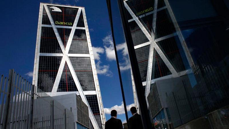 La troika pide a España que siga vigilando a la banca ante los "elevados riesgos" de la economía