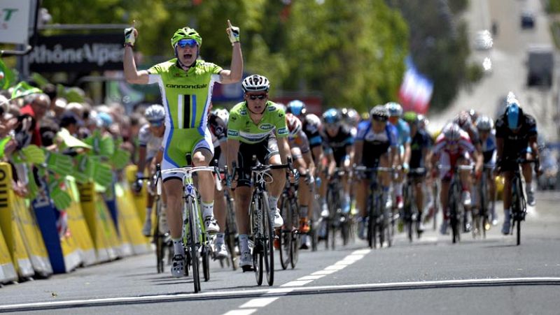 El italiano Elia Viviani (Cannondale), un corredor procedente del ciclismo en pista, se mostró superior al esprint para ganar la segunda etapa del Dauphiné, disputada entre Châtel y Oyonnax, de 191 kilómetros, en la que el canadiense David Veilleux (