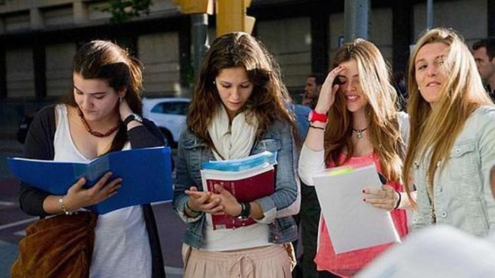 Telediario 1 - Los estudiantes de Madrid y Asturias, los primeros en examinarse de Selectividad