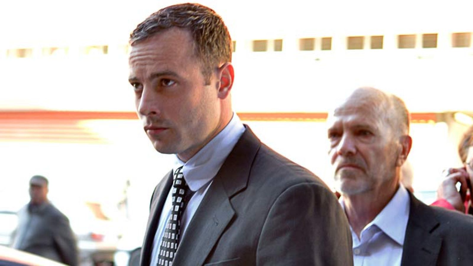 El juicio contra Oscar Pistorius ha sido aplazado hasta el mes de agosto. El atleta ha vuelto a los juzgados casi cuatro meses después de la ultima comparecencia por la muerte de su novia, la modelo Reeva Steenkamp.