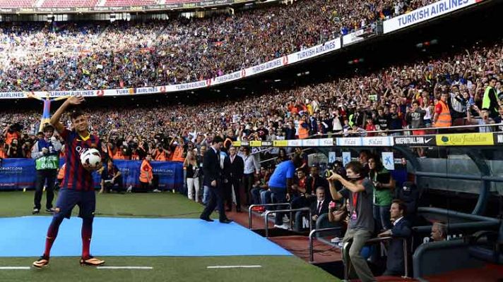 Neymar recibe el saludo multitudinario de la afición azulgrana