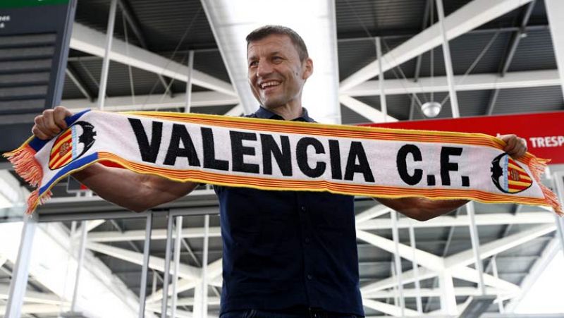  El que fuera durante seis temporadas futbolista del Valencia firmará mañana un contrato por dos temporadas para dirigir al equipo. Djukic tiene que resolver un contencioso con su equipo hasta hace unos días, el Valladolid, que le pide 375.000 euros.