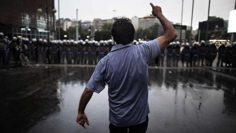  Segunda jornada de huelga en Turquía, y unos descontentos con el régimen que no se desaniman después de días de cargas policiales durante sus manifestaciones. El primer ministro Erdogan se mantiene en su postura de firmeza frente a las protestas, qu