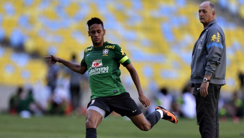 Neymar, el flamante fichaje del Barça, ya está de nuevo bajo las ordenes de Scolari. Pero según el estudio de una consultoria brasileña, tras su presentación en Barcelona el jugador ha vuelto a su país revalorizado en un 23 por ciento, con una cotiza