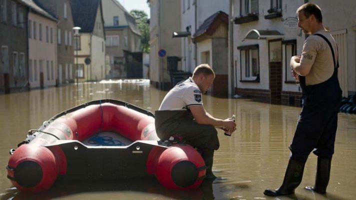 Telediario 1 - 16 muertos por las inundaciones