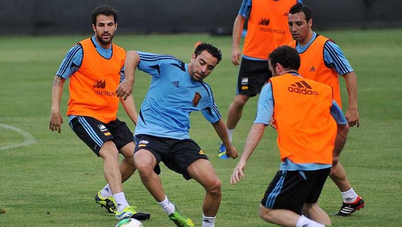 Uruguay será el primer rival de España en la Copa Confederaciones. La selección se ha entrenado por primera vez en Estados Unidos. También hoy otra selección -la sub-21- empieza a defender su título de campeona de Europa. 