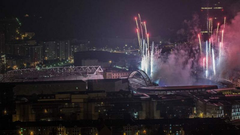 Los aficionados del Athletic de Bilbao vivieron momentos inolvidables. San Mamés se llenó como en sus mejores noches para la despedida. Ya han comenzado a desmontarse los asientos y el cesped, que será vendido por fragmentos.