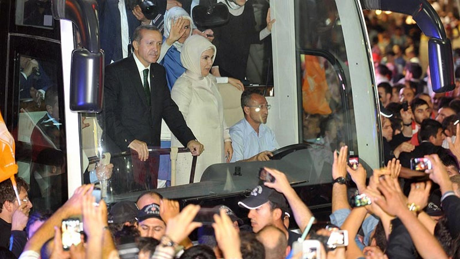 Informativo 24h: Erdogan llama al fin de las manifestaciones en su regreso a Estambul ante miles de simpatizantes | RTVE Play